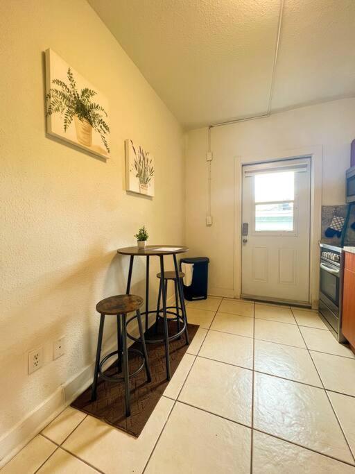 Cozy 1-Bedroom Rental In Miami Exterior photo